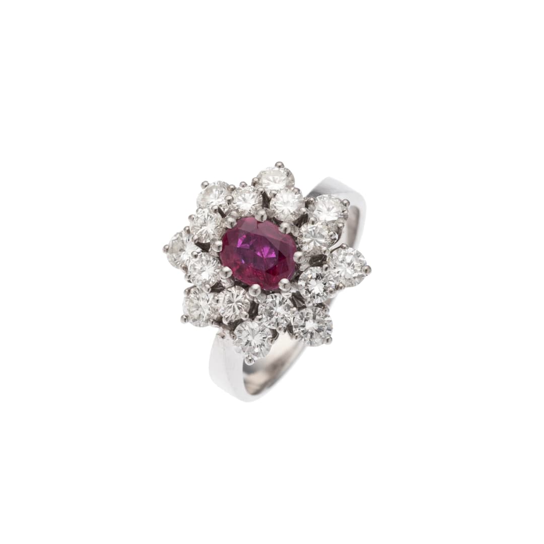 1 Rubin ca. 0,76 ct
16 Brillanten insges. ca. 3,04 ct G-H/ vvs1-vvs2