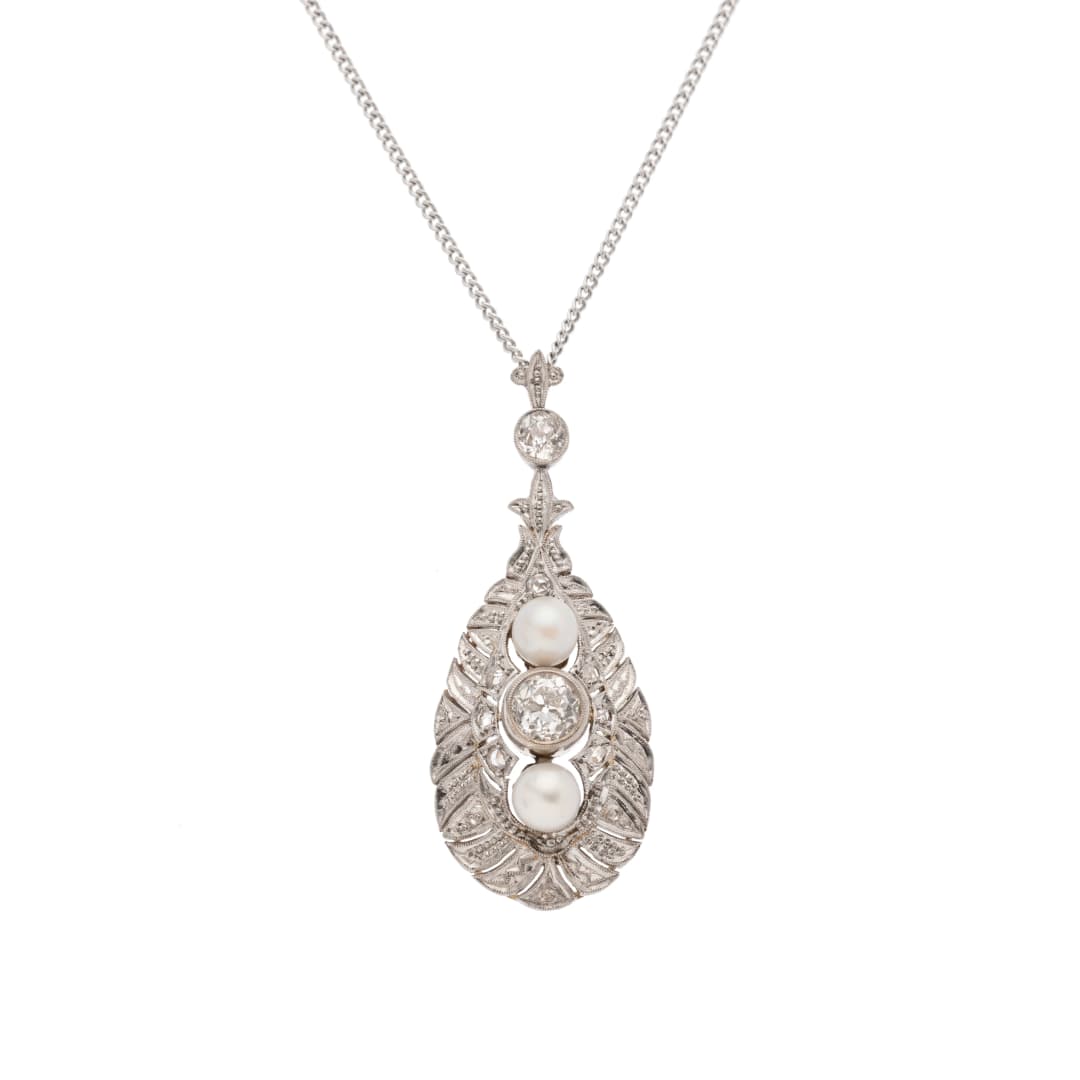 Altschliff 0,74 ct I/vs2 mit DPL Expertise
Diamantrosen 0,035 ct
Länge: 40 cm
Art Déco