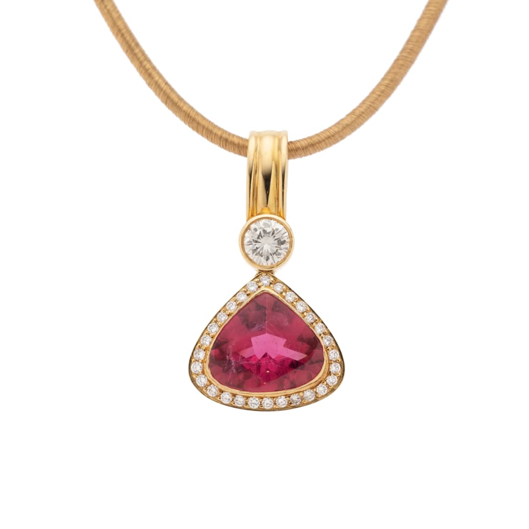 Rubellit 10 ct
1 Brillant 1,25 ct I/vs2
28 Brillanten insg. 0,56 ct G-H/vs1-si1