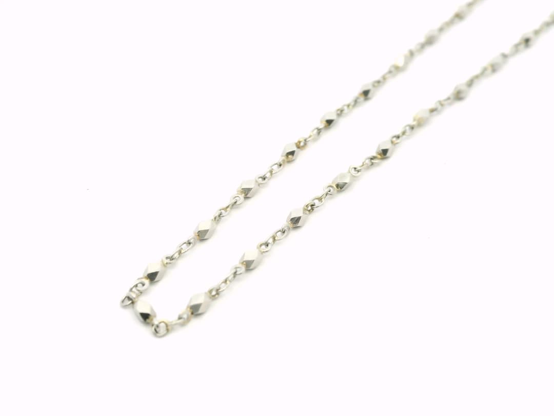 Die Glieder bestehen aus Prismen zwischen Ösen.
Länge: 45 cm