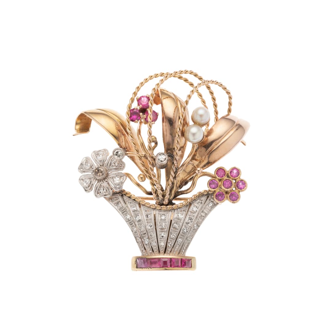 2 Akoya-Zuchtperlen
37 Diamanten insges. ca. 0,14 ct
15 Rubine insges. ca. 0,84 ct