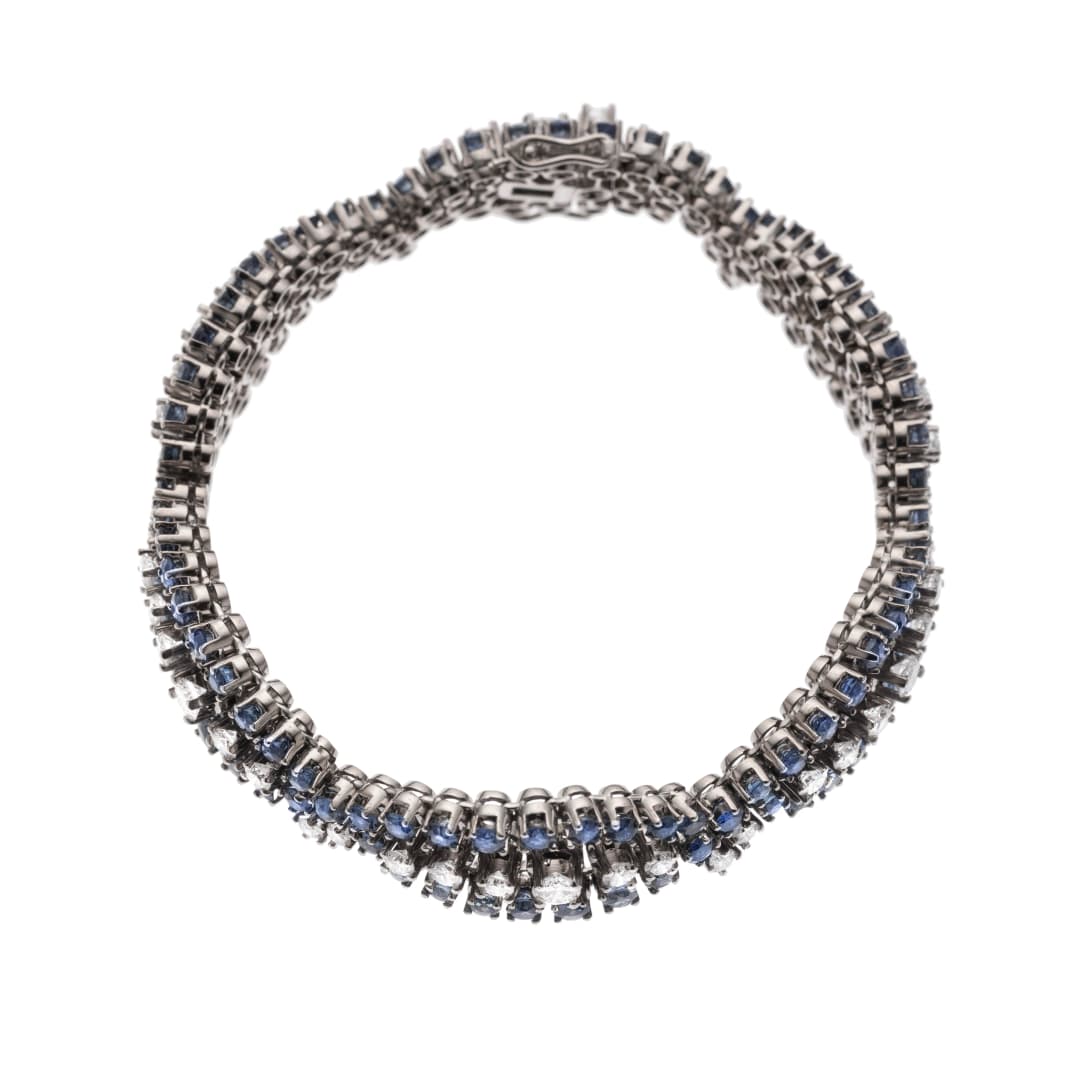 114 Saphire insges. 6,24 ct  
48 Diamanten von insges. 3,5 ct