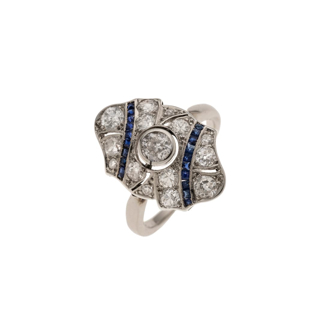 19 Saphire Carréeschliff ca. 0,20 ct
1 Altschliffdiamant 0,25 ct H-I/p1
14 Altschliffdiamanten insg. ca. 0,66 ct H/si2-p1
Wien, Art Déco
