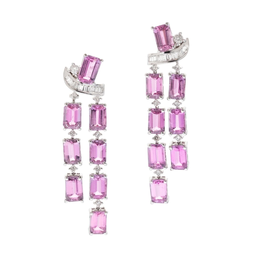 16 Saphire 5,6 ct mit CGRL Gutachten
  
Baguette-Diamanten 0,24 ct G-H/ si1-si2
16 Brillanten 0,09 ct H/ si1-si2