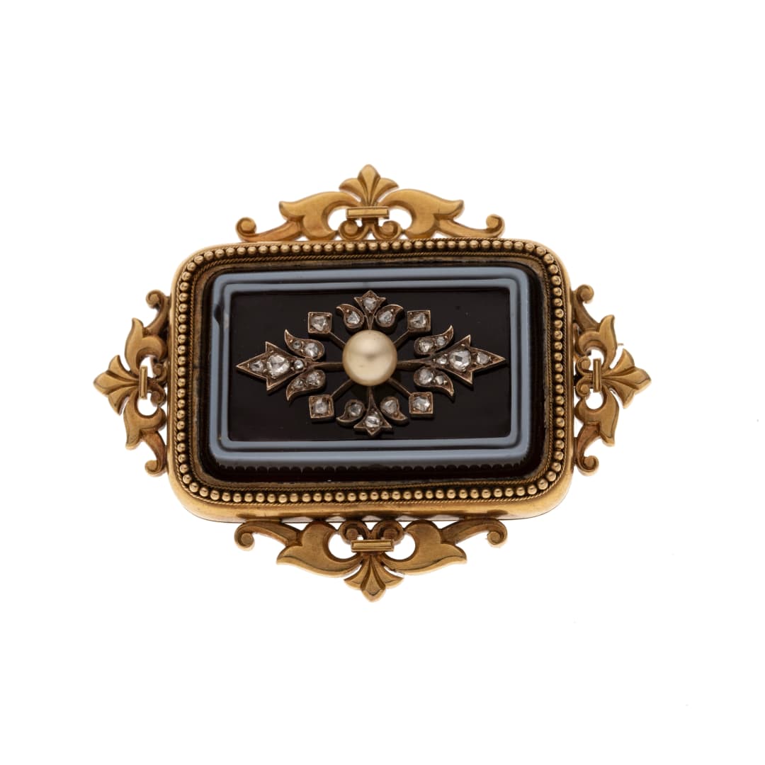 23 Diamantrosen insg. ca. 0,23 ct
1 Perle
Lagenachat geschnitten
Historismus, um 1850