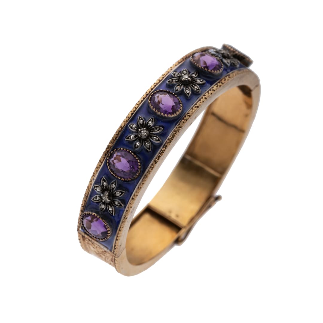 5 Amethyste insgesamt ca. 5,5 ct
4 Altschliffdiamanten und 32 Diamantrosen insgesamt ca. 0,24 ct 
1938, Porto
Länge: 16,5 cm