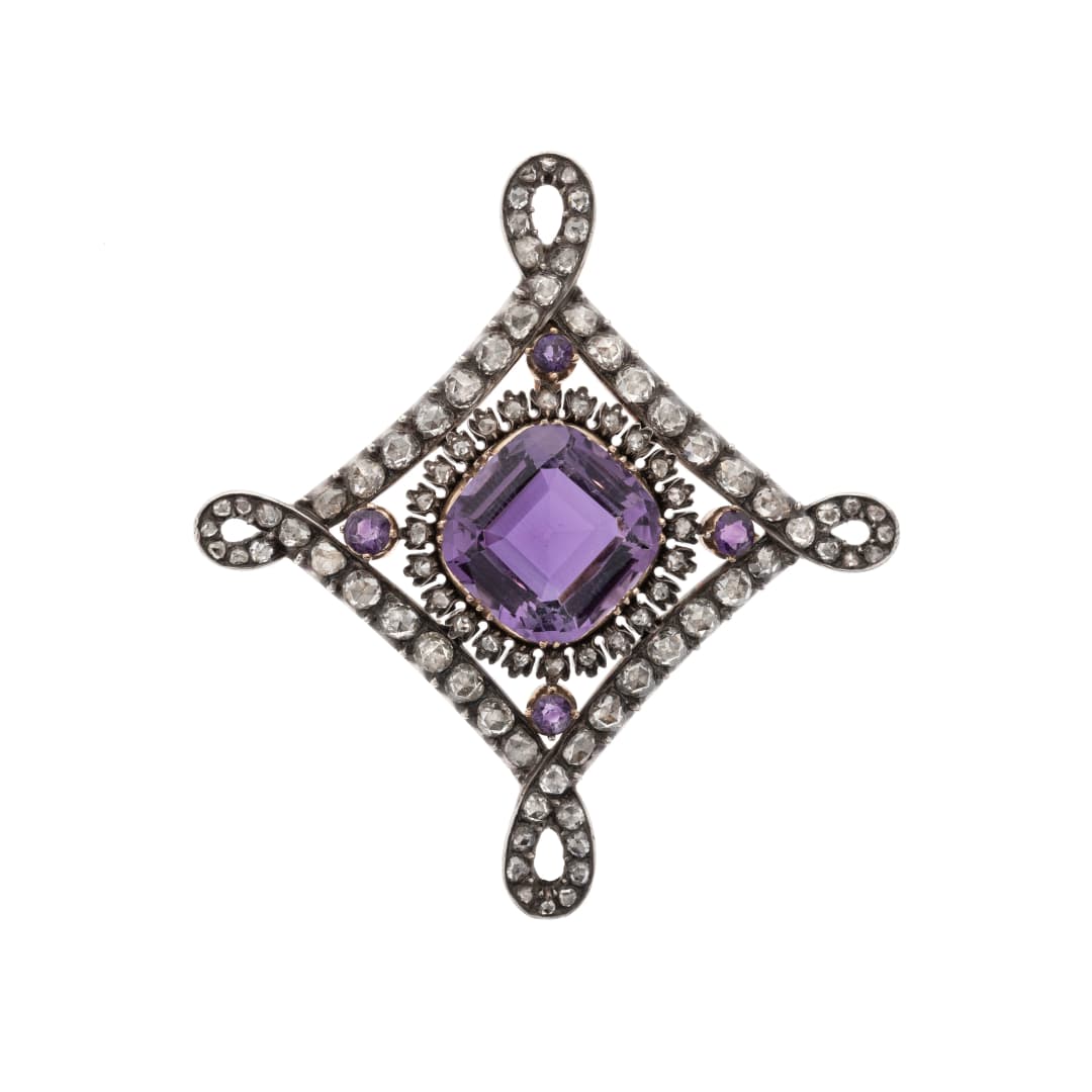 Amethyst
24 Diamantrosen
65 Diamantrosen von insgesamt. 2,8 ct
Historismus, um 1850