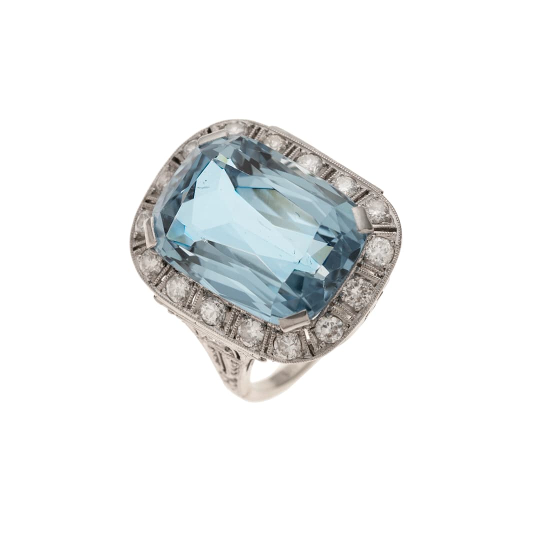 1 Aquamarin ca. 18,0 ct
16 Altschliffdiamanten insgesamt ca. 0,48 ct H/ si1-si2
2 Achtkantdiamanten insgesamt ca. 0,10 ct H/ si1-si2
Art Déco