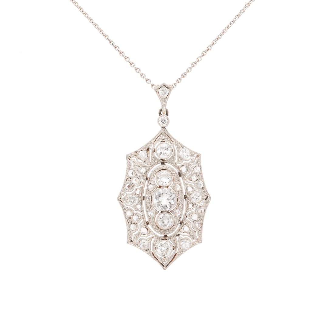 1 Altschliff Diamant ca. 0,7 ct H/ si2
4 Altschliff-Diamanten insges. ca. 0,8 ct H/ si2
8 Altschliffe 0,24 ct H/ si1
28 Diamantrosen 0,28 ct
Art Déco