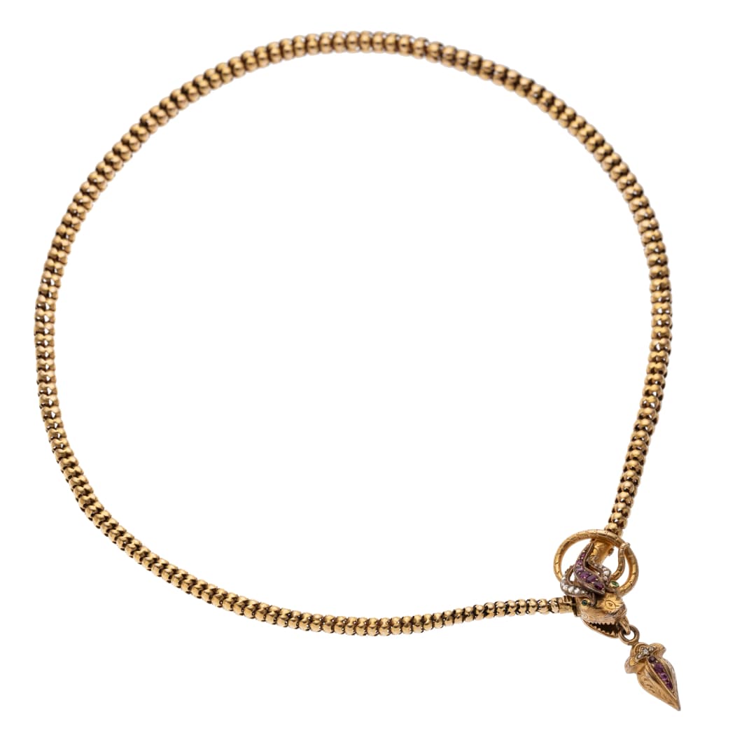 10 Rubine 0,12 ct 
2 Smaragde 0,02 ct
15 Diamantrosen 0,07 ct
Um 1840
Länge: 44 cm
Vgl. D. Bennett/D.Mascetti, Understanding Jewelley, S. 116-117. 