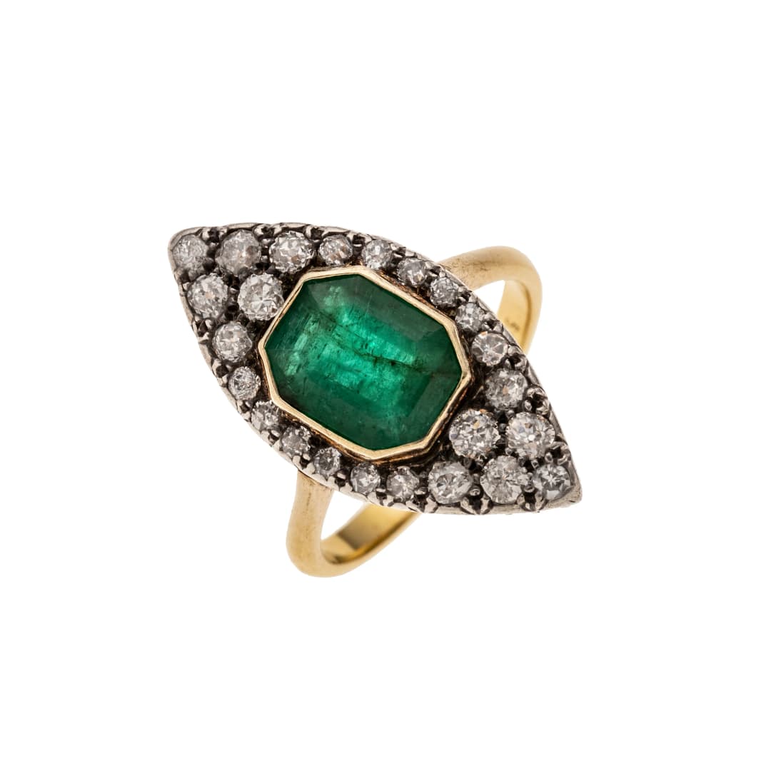 1 Smaragd 2,62 ct
24 Altschliffdiamanten 0,52 ct H-I/vsi1-p1
Art Déco