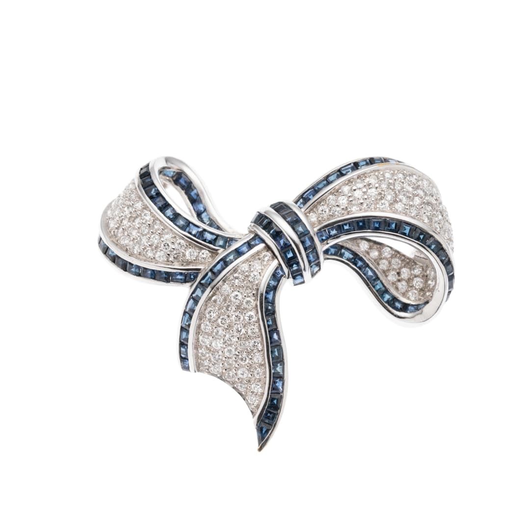 100 Saphire insg. ca. 3,9 ct
125 Brillanten insg. ca. 1,25 ct H-I/ vs1-vs2