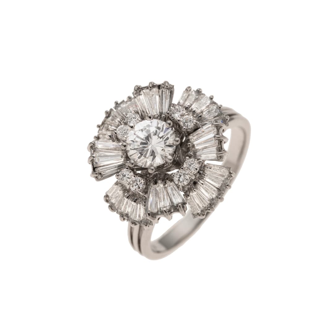 1 Brillant ca. 0,84 ct H-I/ vs1-vs2
8 Brillanten insg. ca. 0,16 ct
32 Diamant-Trapeze insg. ca. 0,76 ct H-I/ vs1-vs2